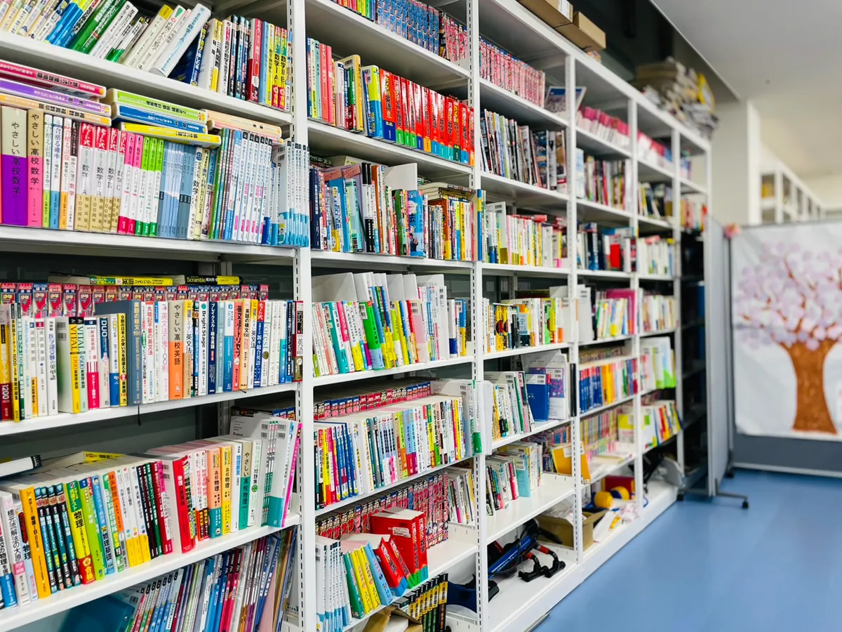 参考書が所狭しと並ぶ高等部の書架