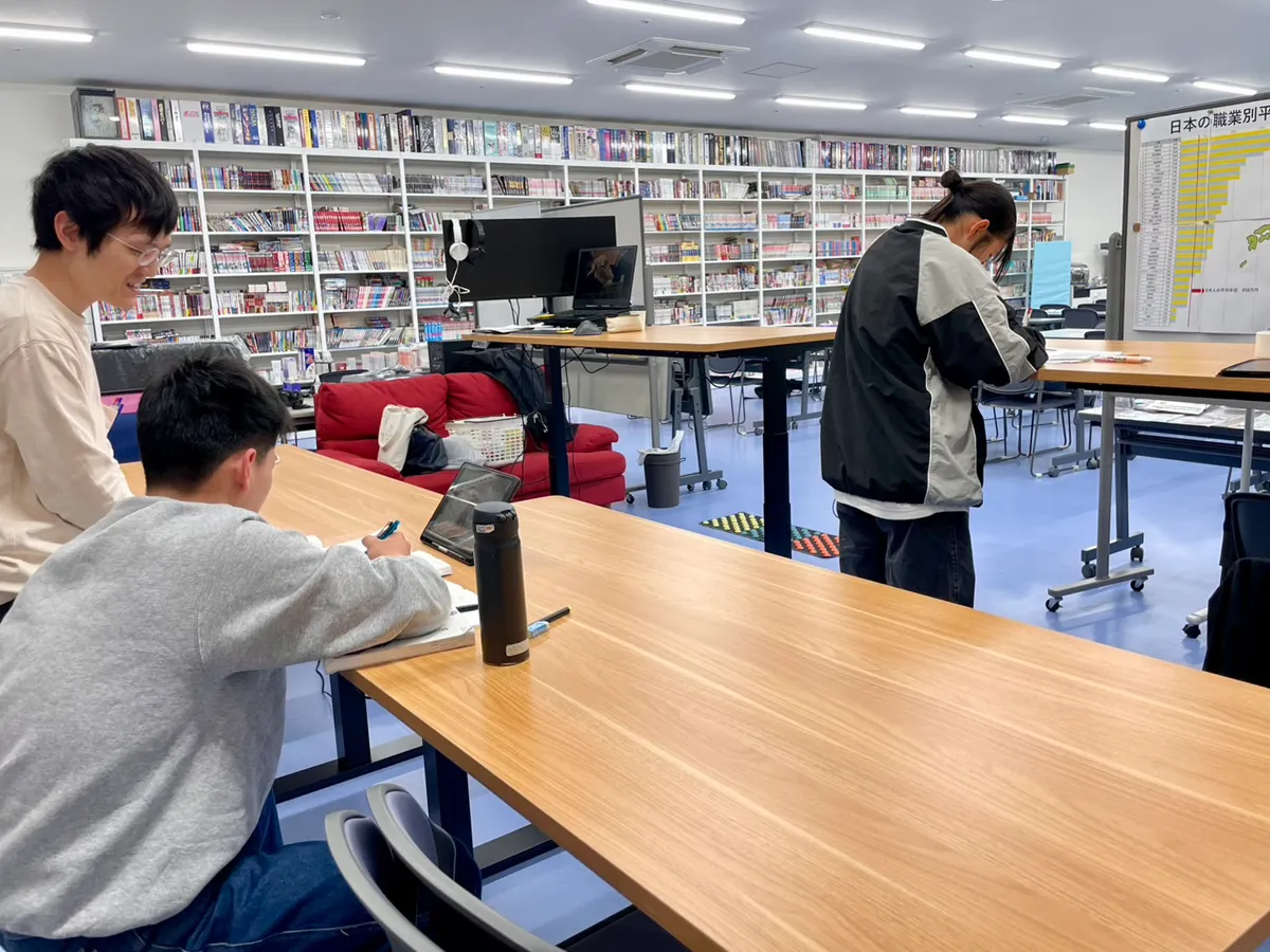 勉学に励む先輩塾生。気兼ねなく質問できる雰囲気。