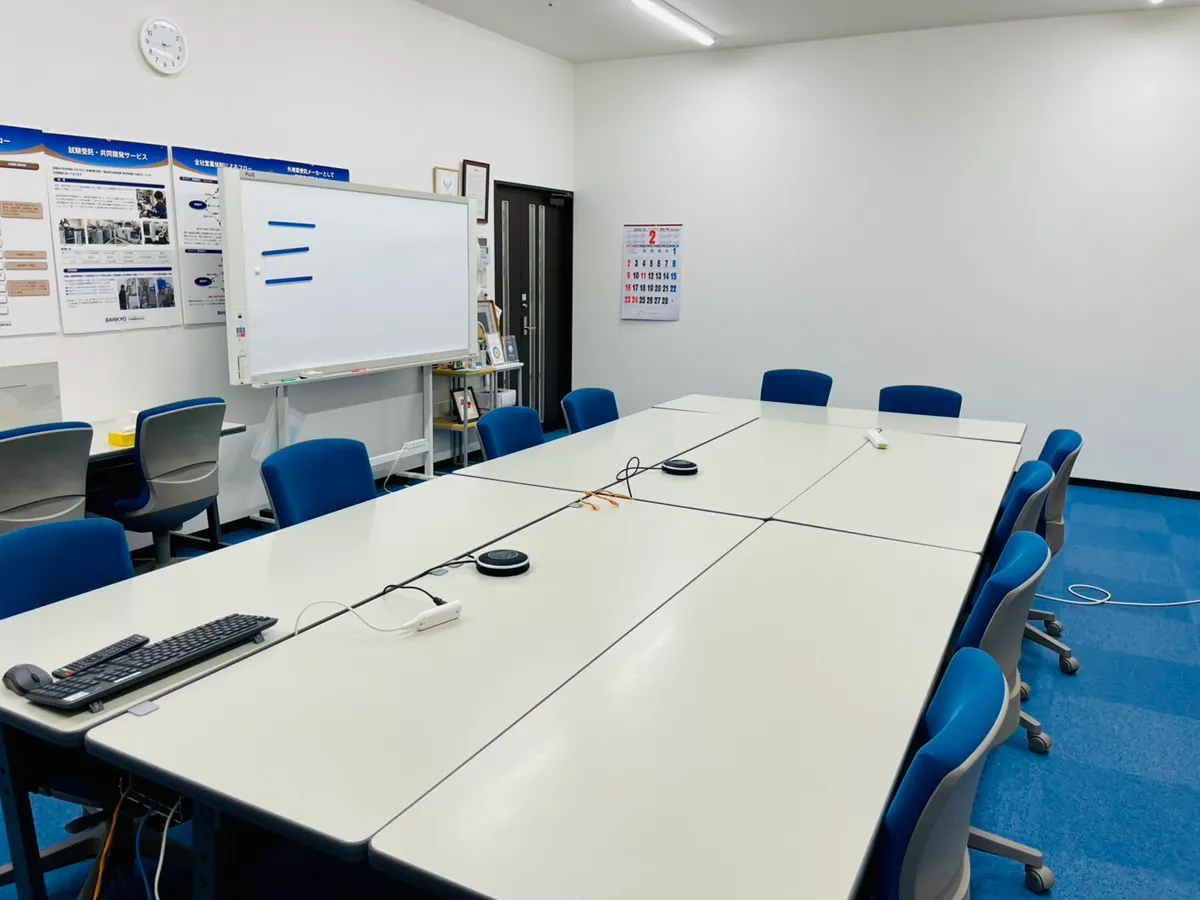 大きなデスクとホワイトボードが並ぶ教室の一角