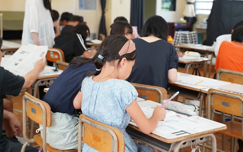 机に向かって勉強に励む生徒のみなさん