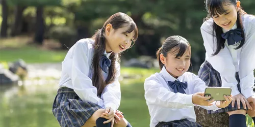 スマホを眺める生徒たち