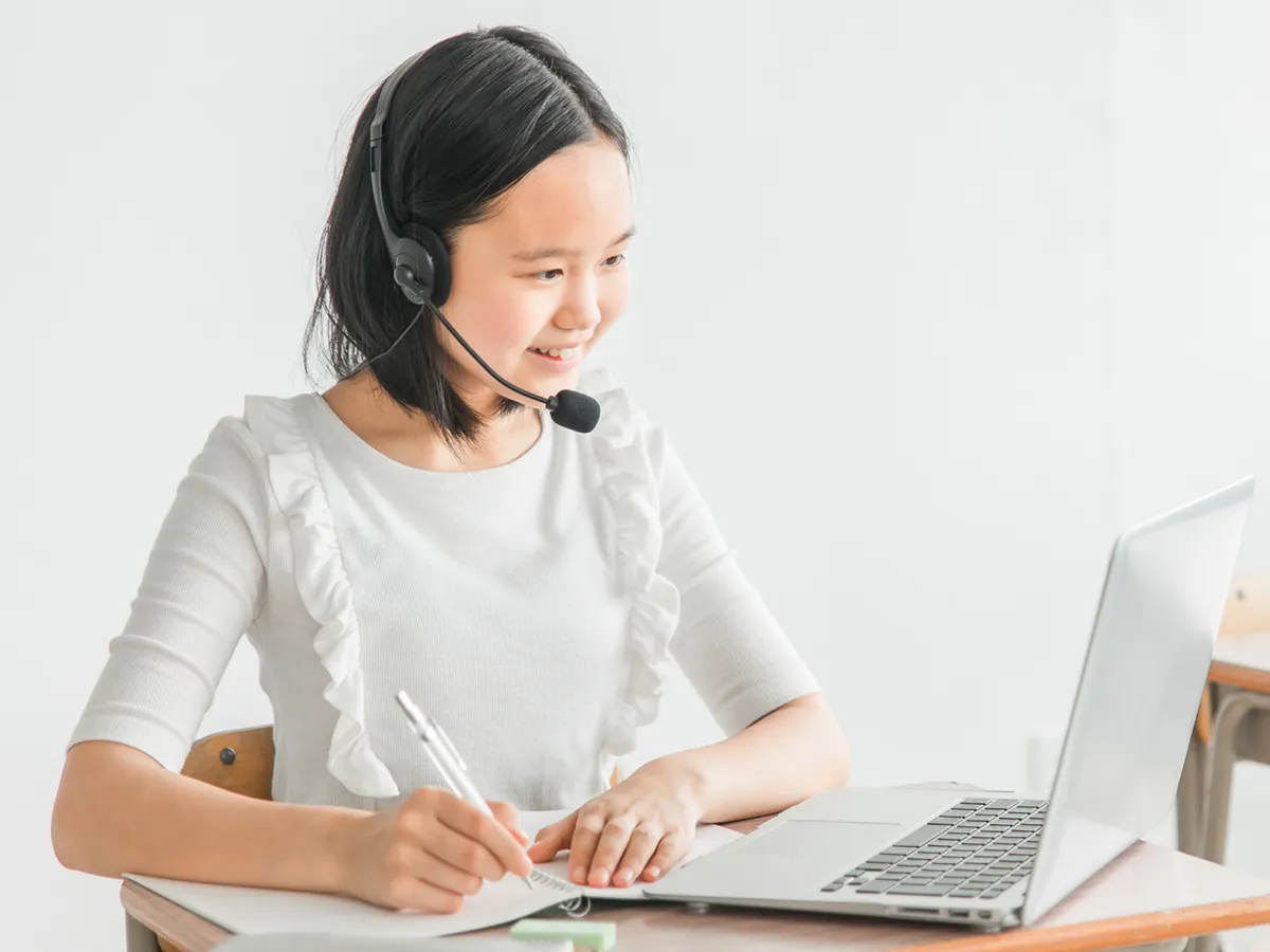 楽しそうにオンライン授業を受ける少女