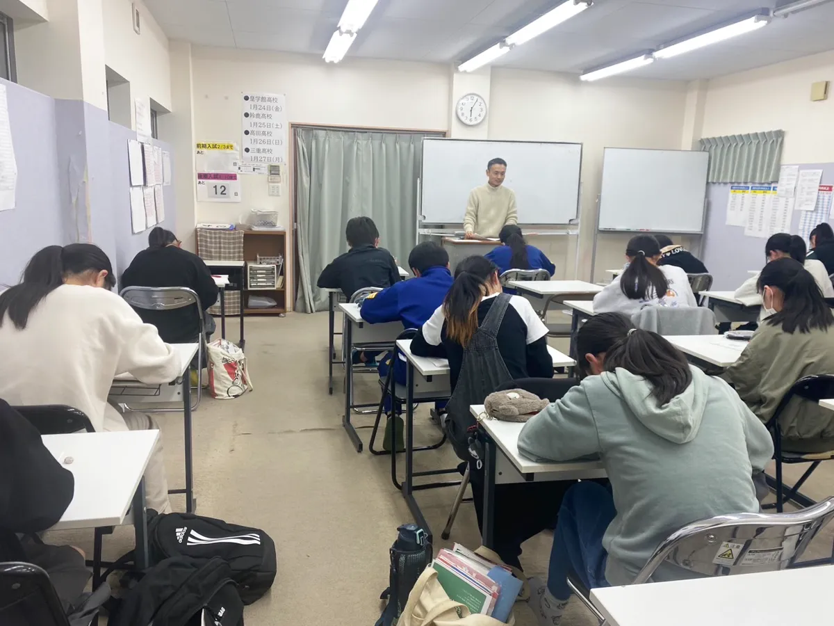 机に向かい勉強に励む中学生の生徒さんたち