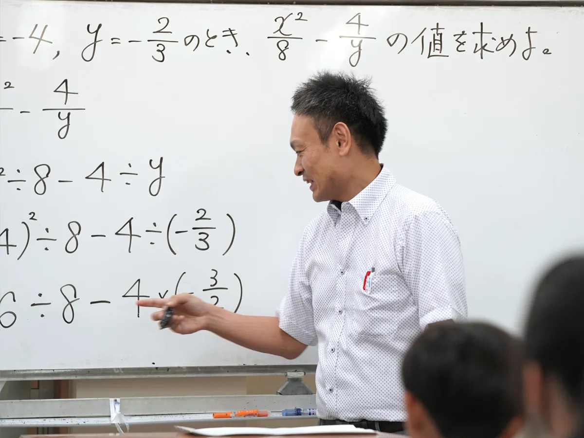 中学生の生徒たちに数学を教える講師