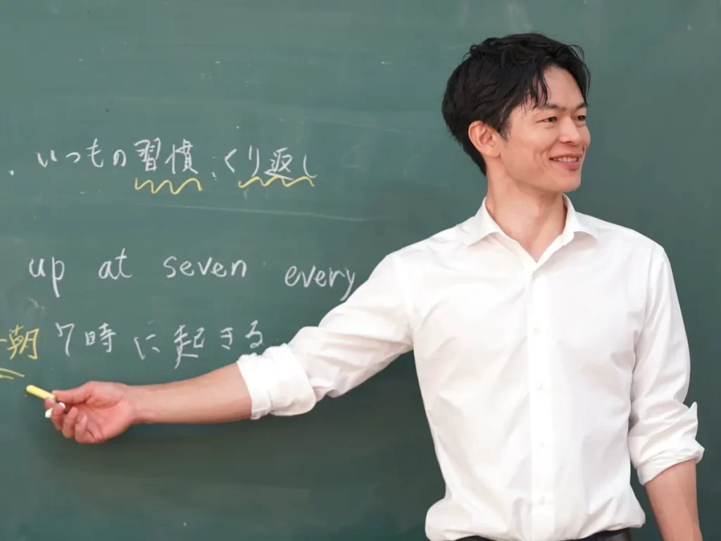 英語を教える曽根先生。高等部塾長でもある。