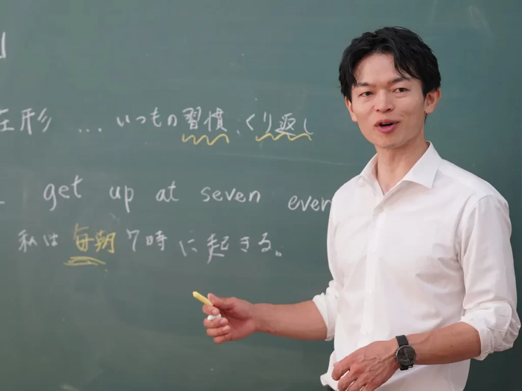 黒板の前で英文法について熱弁する講師